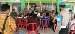 Babinsa Koramil 0816/10 Balongbendo Memantau Warga desa Kemangsen melaksanakan Mediasi terhadap Pengembang Perumahan