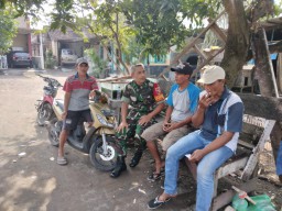 Babinsa Koramil 12/Prambon wujudkan kemanunggalan TNI dengan Rakyat dan ciptakan kebersamaan