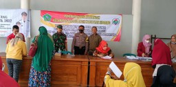 Anggota Babinsa Koramil 0816/06 Tanggulangin Turut Hadir Dalam Giat Penyaluran BLT- DD