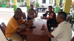 Babinsa Serma Nur Kasan laksanakan komsos dengan perangkat Desa Keboharan Kecamatan Krian.