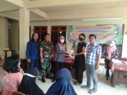 Beri Rasa Aman, Babinsa Sukodono Dampingi Penyaluran BLT DD