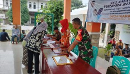 Babinsa 0816/13 Serka Agus Yudhi Melaksanakan Pendampingan Kegiatan Pembagian BLT DD TW 4 tahun 2022