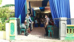 Ciptakan Kondisi Aman dan Kondusif Babinsa Koramil 0816/11 Tarik Amankan Perayaan Natal