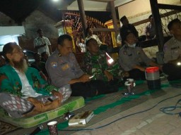 Babinsa Ramil 0816/13 Bersama Warga Nonton Bareng Piala Dunia