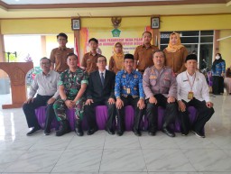 Danramil 0816/13 Bersama Anggota Hadiri Pelantikan Perangkat Desa
