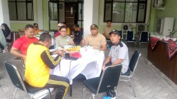 JAGA SINERGITAS DAN SOLIDITAS KORAMIL 0816/16 WARU DENGAN FORPIMKA WARU DENGAN KEGIATAN OLAHRAGA BERSAMA