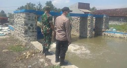 Anggota Babinsa Koramil 06/ Tanggulangin Mlaks Giat Pemantauan Wilayah