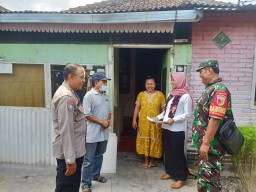 Sertu Dampar Haryono dampingi Pemdes Temu melaksanakan validasi data penerima BLT DD