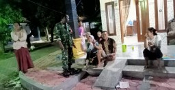 Cipta Kondisi Kamtibmas Babinsa Penatarsewu Mlaks Patroli Menjelang Malam Tahun Baru 2023