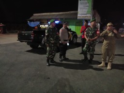 Pengamanan Malam Tahun Baru, Anggota Koramil 0816/05 Berikan Rasa Aman Kepada Masyarakat Binaan
