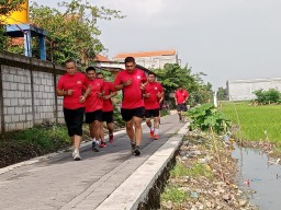 Jaga Kebugaran Tubuh, Anggota Koramil 15/Sukodono Lari Pagi Bersama