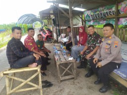 Sinergitas Danramil 0816/05 Bersama Kapolsek Tulangan Lakukan Giat Komsos Dengan Kepala Desa