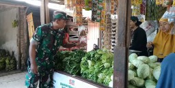 Anggota Babinsa Melaksanakan Giat Monitoring Harga Sembako Di Pasar Tradisional