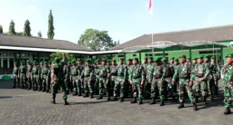 Yel-yel Babinsa Kodim 0816/Sidoarjo - Kobarkan Semangat Peserta Pelaksanaan Upacara