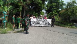 BABINSA KORAMIL 0816/05 PANTAU AKSI UNJUK RASA DI BALAI DESA GRINTING