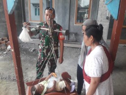Babinsa Desa Jimbaran Wetan Ramil 0816/13 Wonoayu Dampingi Giat Posyandu Balita.