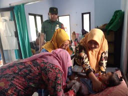 Cegah Stunting, Babinsa Prambon Dampingi Posyandu Balita