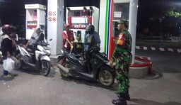 Anggota Babinsa Koramil 0816/06 Tanggulangin Serda Wahyu Melaksanakan Patroli Malam Di Lokasi SPBU