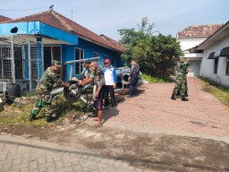 Anggota Koramil 0816/06 Tanggulangin Melaksanakan Karya Bhakti Pasca Angin Puting Beliung
