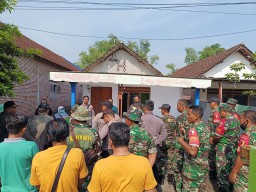 Danramil 0816/01 Sidoarjo pimpin karya bakti dan cek kesehatan pasca hujan disertai angin
