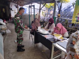 Wujudkan Masyarakat Sehat, Serka Henki Hendra Ramil 0816/13 Dampingi Bidan Desa Laksanakan Giat Posyandu.