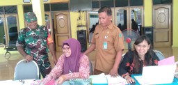 Babinsa Koramil/05 Tulangan Dampingi Kegiatan Posyandu Balita di Balai Desa Kebaron