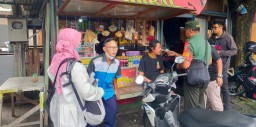 Anggota Babinsa Koramil 0816/06 Tanggulangin Bantu Penanganan Warga ODGJ