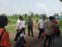 BABINSA KORAMIL 0816/12 PRAMBON BERSAMA PERANGKAT DESA BULANG LAKSANAKAN PEMBANGUNAN TANGGUL