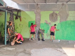 BENAHI PANGKALAN, KORAMIL 0816/16 WARU MELAKSANAKAN PENGECATAN BANGUNAN KORAMIL