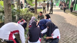 Anggota Ramil 0816/07 Krembung Laksanakan Kegiatan Jumat Bersih di SMAN Krembung