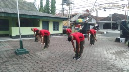 Anggota Koramil 0816/05 Tulangan Awali Kegiatan Dengan Senam SKJ 88