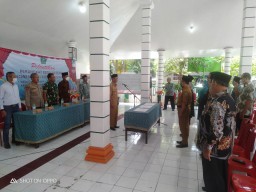 DANRAMIL 0816/16 WARU HADIRI PELANTIKAN DAN PENGAMBILAN SUMPAH PERANGKAT DESA WEDORO KEC WARU