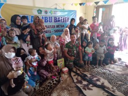 Wujud Kepedulian, Babinsa Ramil 0816/13 Dampingi Giat Posyandu Polindes Desa Jimbaran Wetan.