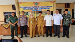 Sertu Rudi Bersama Danramil Hadiri Pelantikan Mutasi Jabatan Perangkat Desa Kepuh Kemiri