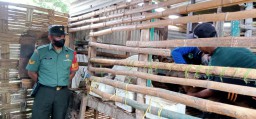 PERSONIL KORAMIL 0816/16 WARU MELAKSANAKAN PENGAMANAN AKSI UNJUK RASA BURUH DI DESA BERBEK KEC WARU