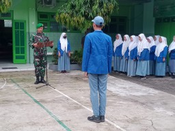 Danramil 0816/12 Prambon pimpin upacara Bendera di SMK Maarif NU Prambon