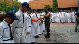 Babinsa Koramil 0816/06 Tanggulangin Berikan Materi Wawasan Kebangsaan Dan Bela Negara Di SMPN 1 Kalisampurno