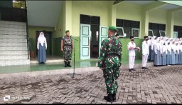 Danramil 0816/07 Krembung Laksanakan Upacara Bendera di SMKI Rejeni Kec. Krembung