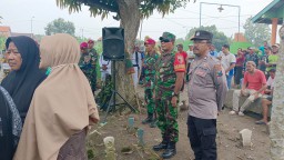 Wujud Kepedulian Babinsa Hadiri Pemakaman Warga Binaannya