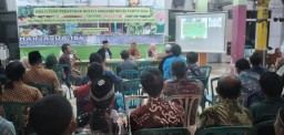 BABINSA KORAMIL 0816/16 WARU SERTU SODIQ MENGIKUTI SOSIALISASI PERATURAN BUPATI SIDOARJO NO 116 TAHUN 2022 DI DESA BERBEK KEC WARU