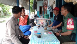 Babinsa Desa Penatarsewu Melaksanakan Komsos Dengan Masyarakat Di Desa Binaan
