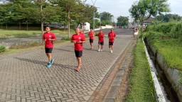 UNTUK MENJAGA KESEHATAN DAN KEBUGARAN KORAMIL 0816/16 WARU MENGADAKAN OLAHRAGA RUTIN.