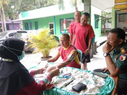 ANGGOTA KORAMIL 0816/16 WARU LAKSANAKAN PEMERIKSAAN KESEHATAN SECARA BERKALA
