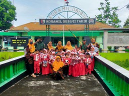 Pentingnya Pembelajaran Usia Dini Siswa-siswi PAUD Darma Wanita Berkunjung ke Koramil 0816/11 Tarik