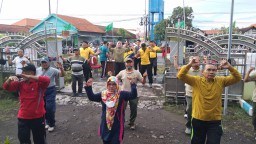 Jalin Sinergitas, Babinsa Koramil 0816/13 Wonoayu Ikuti Senam Bersama Dengan Masyarakat
