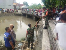 Babinsa Koramil 0816/01 Sidoarjo Kota bantu evakuasi penemuan mayat di perairan sungai