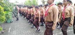 PENTINGNYA KEDISIPLINAN, KORAMIL 0816/16 WARU BERIKAN MATERI DISIPLIN PELATIHAN PADA SISWA /SISWI SMP ALFALAH DARUSSALAM