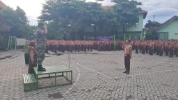 Babinsa Masuk Sekolah - Tanamkan Kedisiplinan, Babinsa Latih PBB dan TUS
