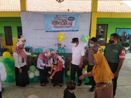 Babinsa Desa Gempolklutuk Koramil 0816/11 Tarik Kopka Wartono Hadiri Peringatan Hari Gizi Nasional