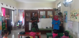 Babinsa Koramil 0816/12 Prambon tanamkan rasa cinta tanah air sejak usia dini